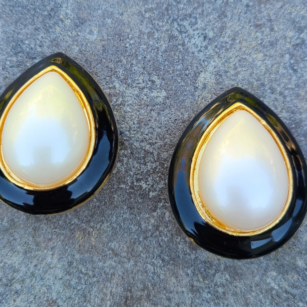 Vintage 1980's Pearl and Enamel Teardrop Clip Earrings